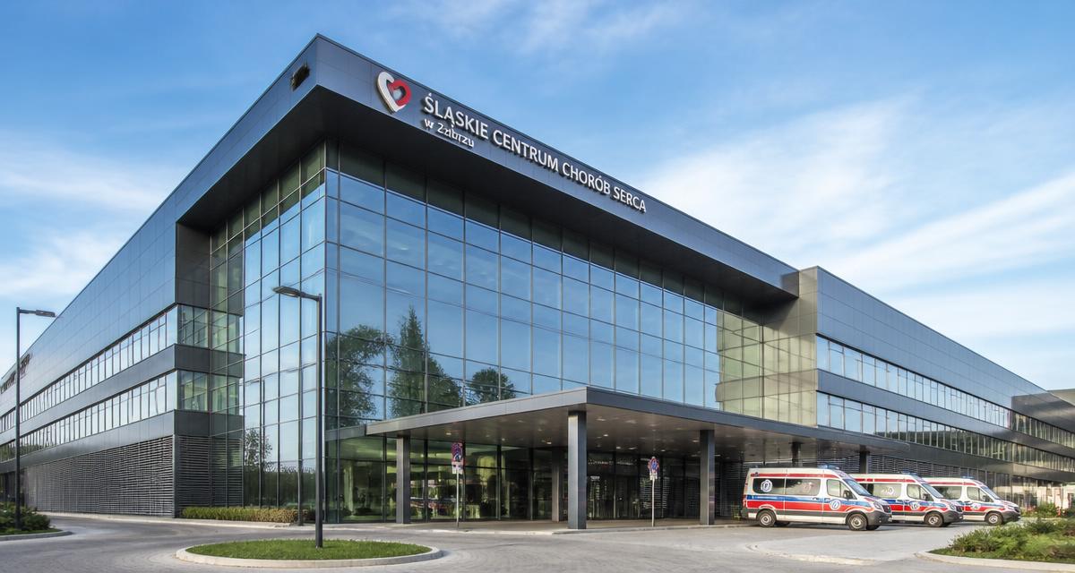 Nowoczesne centrum kardiologiczne na Śląsku z karetkami przed wejściem